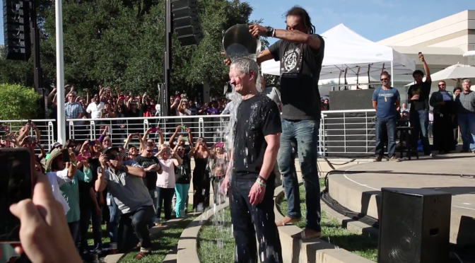 Tim Cook relève le défi #IceBucketChallenge