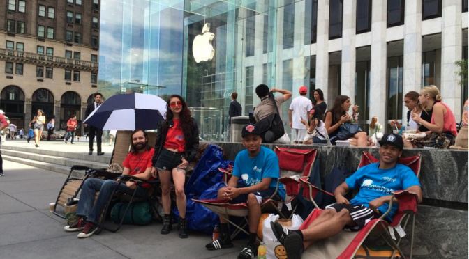 [INSOLITE] Des personnes font déjà la queue pour l’iPhone 6 !