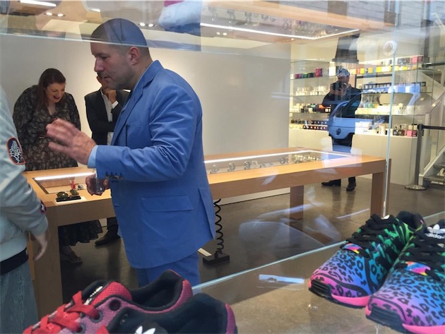 Johnny Ive sur place à Paris